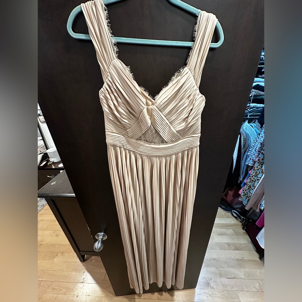 ASOS Pleated Crisscross Maxi Dress – New With Tags-
Sz Large